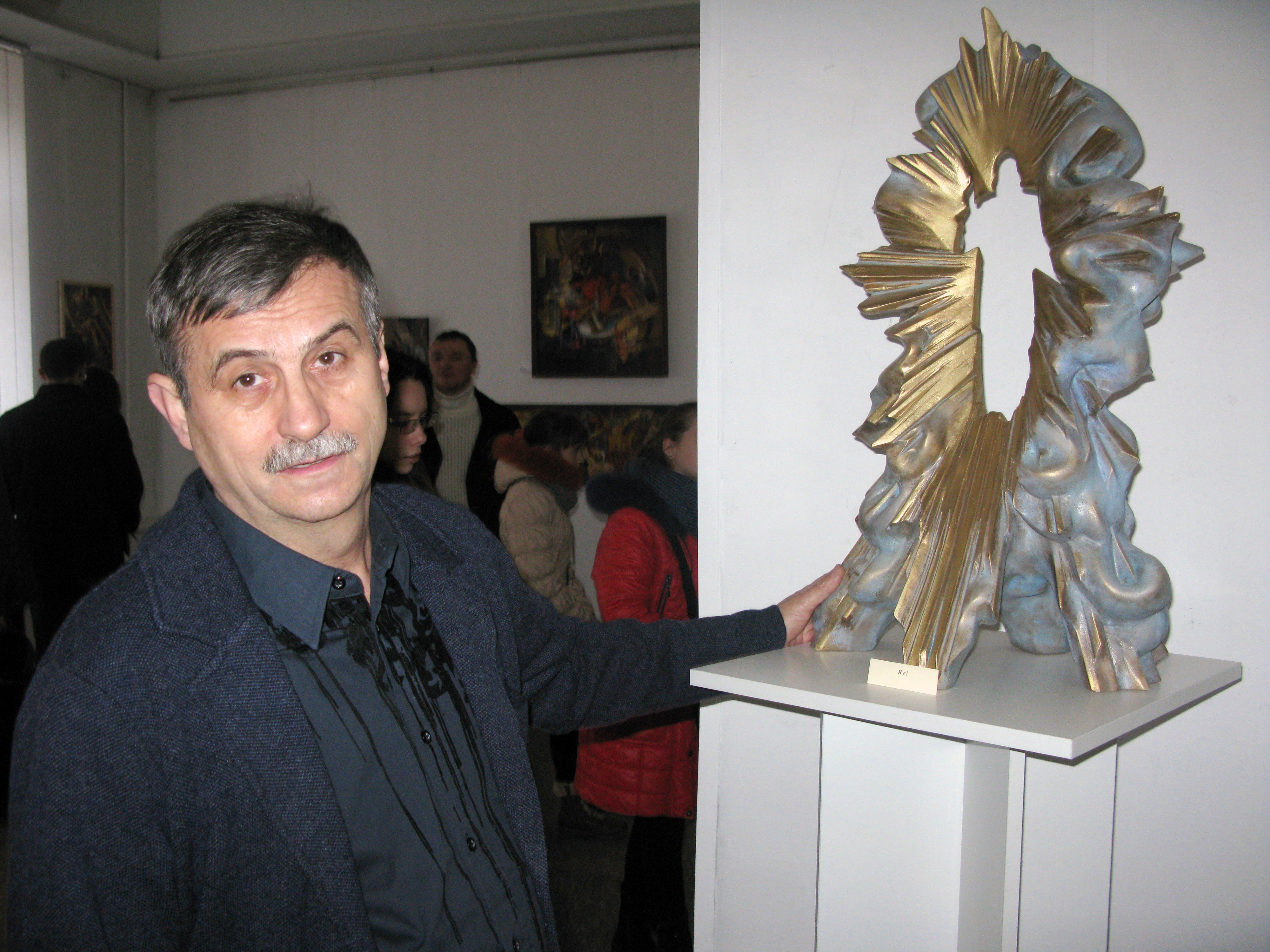 Скульптор Богдан Гірний ознайомлює із власною роботою «Я є!», стверджуючи: «Так, Україно, я є, я з тобою!». Фото автора